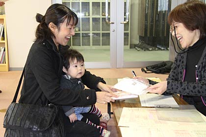 燕磨の会から寄付されたマスクを2日に10カ月児童検診から配布