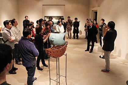 18日まで「馬場省吾金工展」を開いている燕市産業史料館で4日開かれた作者の馬場さんによる作品解説会