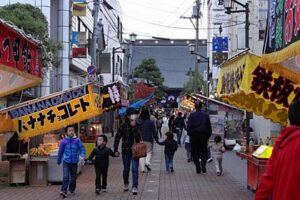 三条別院のお取越の初日、参道に露店が並ぶ