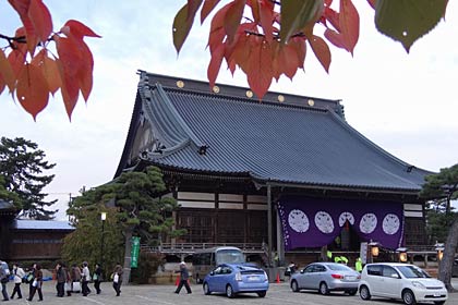 法要が営まれている三条別院