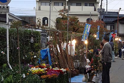 三条市歴史民俗産業資料館前には昔ながらの植木を売る露天商も