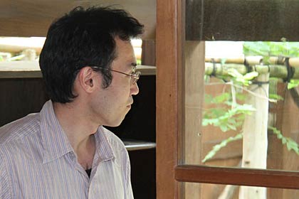  三条市丸井今井邸で開かれた妹貴子さんとの2人展で来場した鶴巻謙郎さん