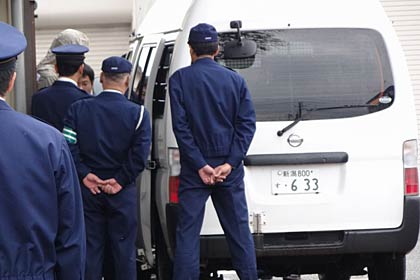 三条署から新潟地方検察庁に移送される、グレーのフードをかぶった31歳の従業員