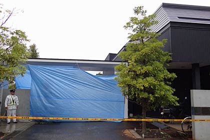 入り口がブルーシートで覆われた会社