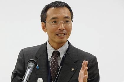 臨時記者会見する国定三条市長