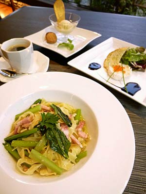 11日から30日まで期間限定で「レストランGoozo Latte」で提供する「三条産コマツナとベーコンのパスタ」をメーンにした特別コース1,111円