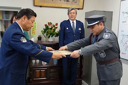 三条署の小林署長(左)から新潟総合警備保障(株)県央支社警備隊の石田さん(右)に感謝状を贈る