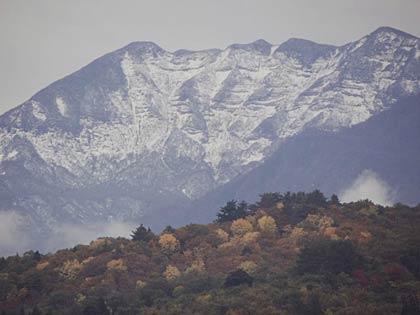 冠雪の面積が広がった6日の守門岳、手前に紅葉