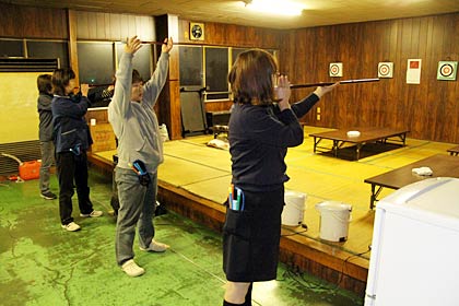 食堂がスポーツ吹矢の練習場に生まれ変わる