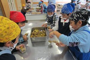 森町小3、4年生が考案、「いい湯らてい」で提供するサツマイモのスイーツ「15くれないあげあげパフェ」を調理実習する児童