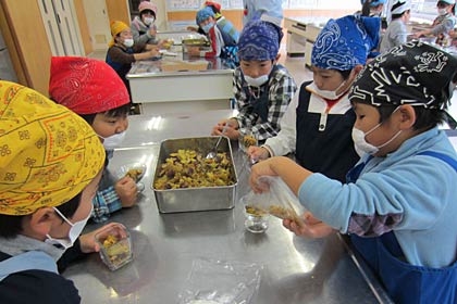 森町小3、4年生が考案、「いい湯らてい」で提供するサツマイモのスイーツ「15くれないあげあげパフェ」を調理実習する児童