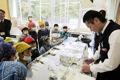  「いい湯らてい」の調理担当者がプロの技で盛り付け