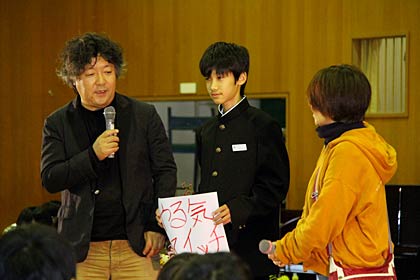 8日、三条市立大島中学校で行われた「茂木健一郎先生の寺小屋授業＠三条・大島中学校」