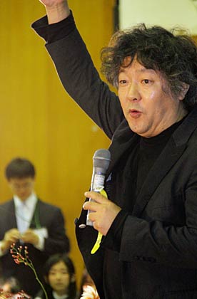  大きな身ぶり手ぶりで友だちのように子どもたちに語りかける茂木さん
