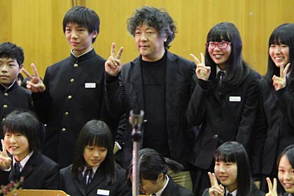 中学生と記念撮影