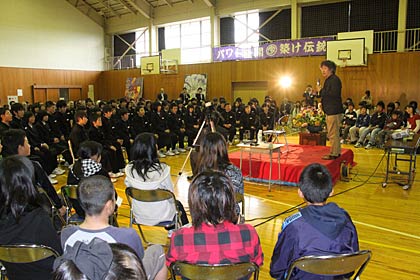 学校区内の大島小と須頃小の5、6年生や地域の人、保護者も出席