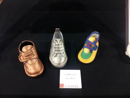 燕産品の展示。