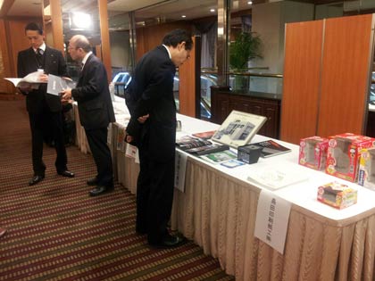 燕産品の展示。