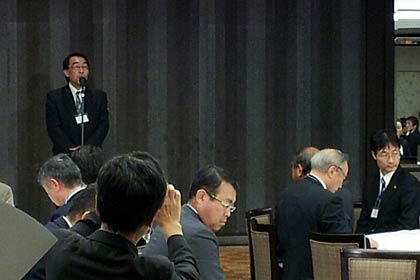 細川哲夫燕商工会議所副会頭が開会のあいさつ