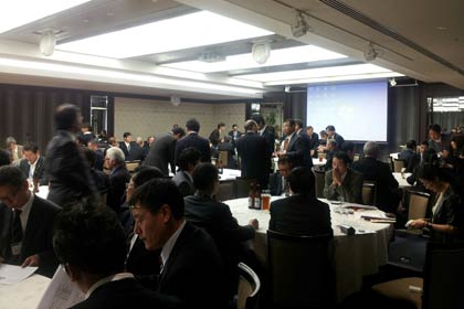  乾杯の準備の間に名刺交換