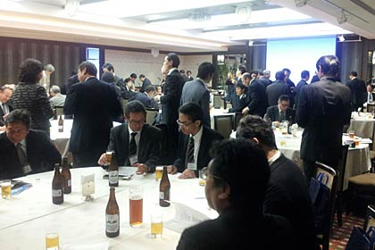  乾杯の準備の間に名刺交換