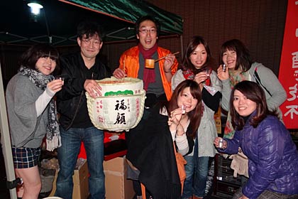「さんじょうバル街」の振る舞い酒ににぎわう