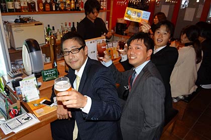 初めての店で乾杯