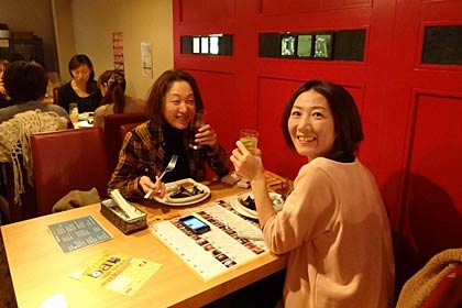 マップで次の店を選びながら食事