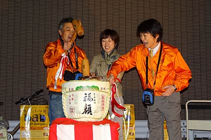 主催者の三条商議所青年部が鏡割り
