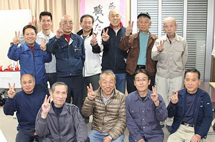 10、11の2日間、燕市つばめの茶の間で開かれる燕磨の会の作品展「職人たちの休日。」で展示作業を終わって会員の集合写真