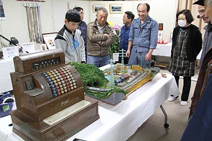 昭和初期のレジスターやNゲージの展示も