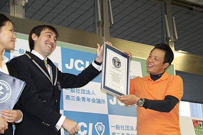 ギネス社の公式認定員から五十嵐理事長に公式認定証の授与