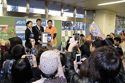 参加者に囲まれて大人気