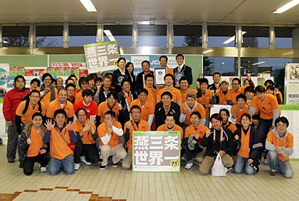 お疲れさまの燕三条JCメンバーの集合写真