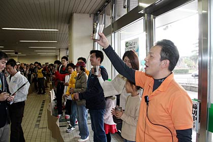 五十嵐理事長の乾杯からスタート