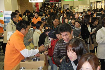 受け付けは見たこともないような人の数
