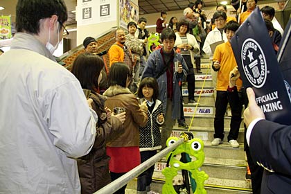 乾杯リレーは階段でも続く