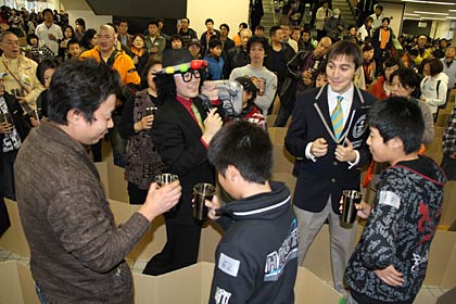 2階から1階へ戻ってまだまだ乾杯リレーは続く