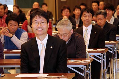 ソムリエ・クラスの受検に余裕の笑顔の鈴木市長、その藤沢教育長