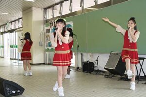 上越新幹線の開業30周年記念特別企画「燕三条 Wing わくわく電車まつり」の一環で11日、燕三条駅で行われたご当地アーティストライブ