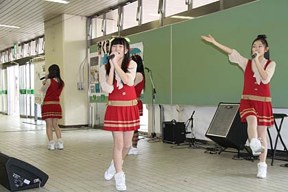 上越新幹線の開業30周年記念特別企画「燕三条 Wing わくわく電車まつり」の一環で11日、燕三条駅で行われたご当地アーティストライブ