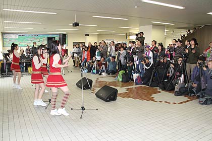 それぞれのファンを中心に約200人が来場した