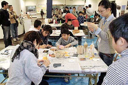 11日行われた「燕三条まちあるき」の上越新幹線30周年記念特別企画「JR燕三条駅見学ツアー&蒔絵（まきえ）体験教室」