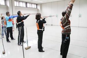 社団法人日本スポーツ吹矢協会県央三条支部開設記念大会に県内5支部すべてが初めて顔をそろえ、36人が参加して吹矢の腕を競う