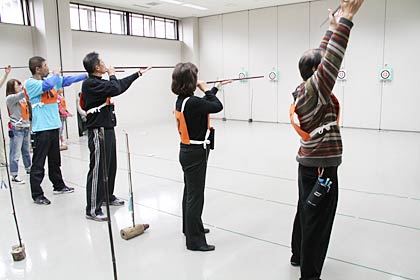 11日開かれた社団法人日本スポーツ吹矢協会の県央三条支部開設記念大会