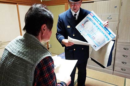 三条市消防本部が関係機関とともに市内の65歳以上でひとり暮らしの14世帯を訪問