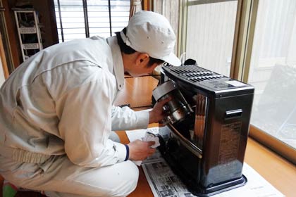 コロナの社員は石油ストーブも点検