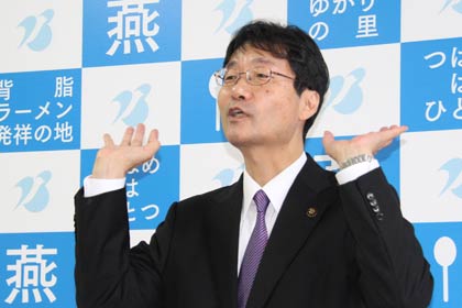臨時記者会見を行う鈴木市長