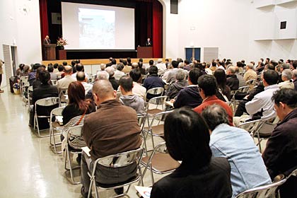 約230人が来場して大入りの会場