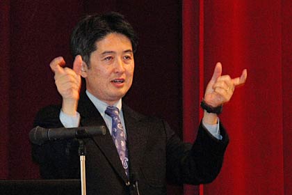 NPO法人信濃川大河津資料館友の会の「大河津分水講演会2012」で講演する東京大学生産技術研究所の沖大幹教授